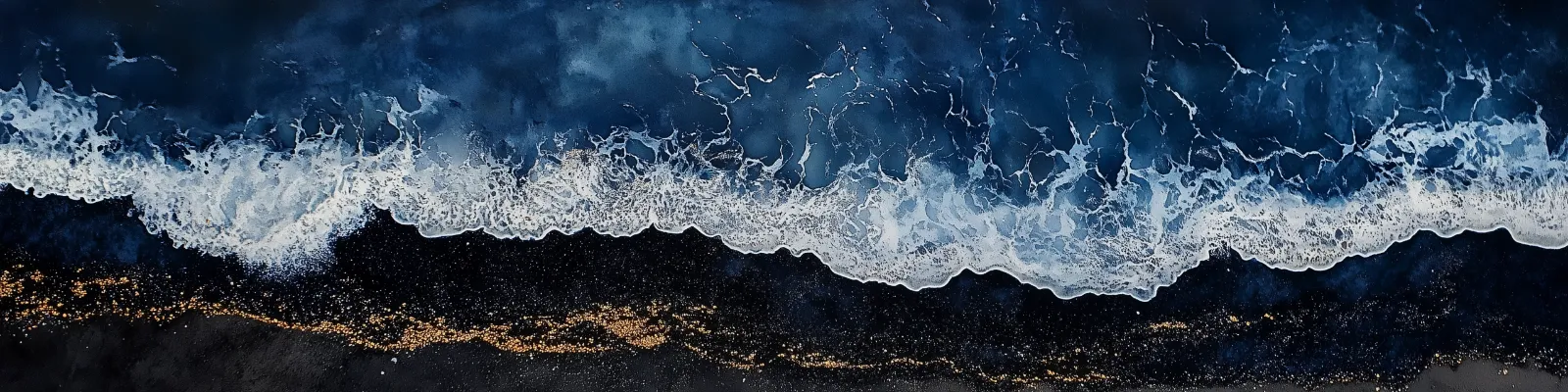 Vagues se brisant sur un rivage, vues du ciel