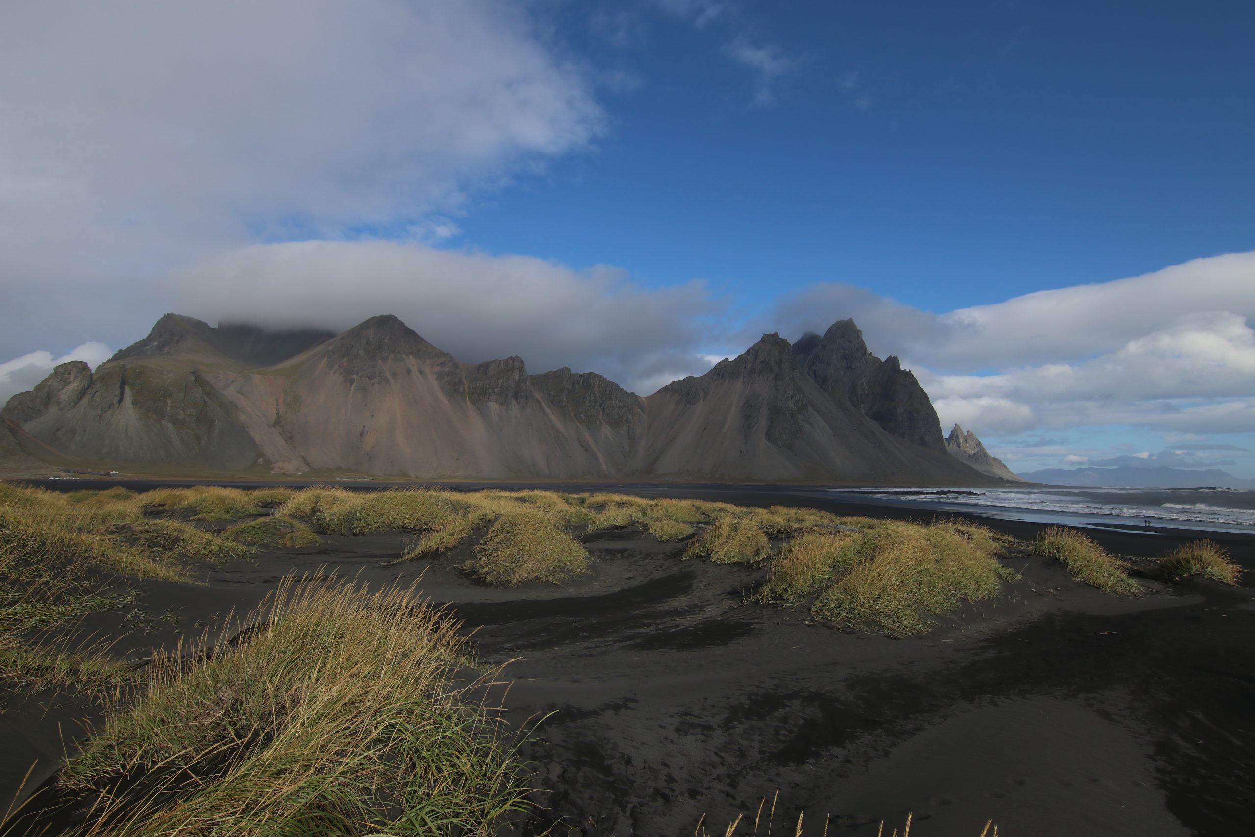 Montagnes de Vestrahorn et plage de sable noir à Stokksnes, en Islande